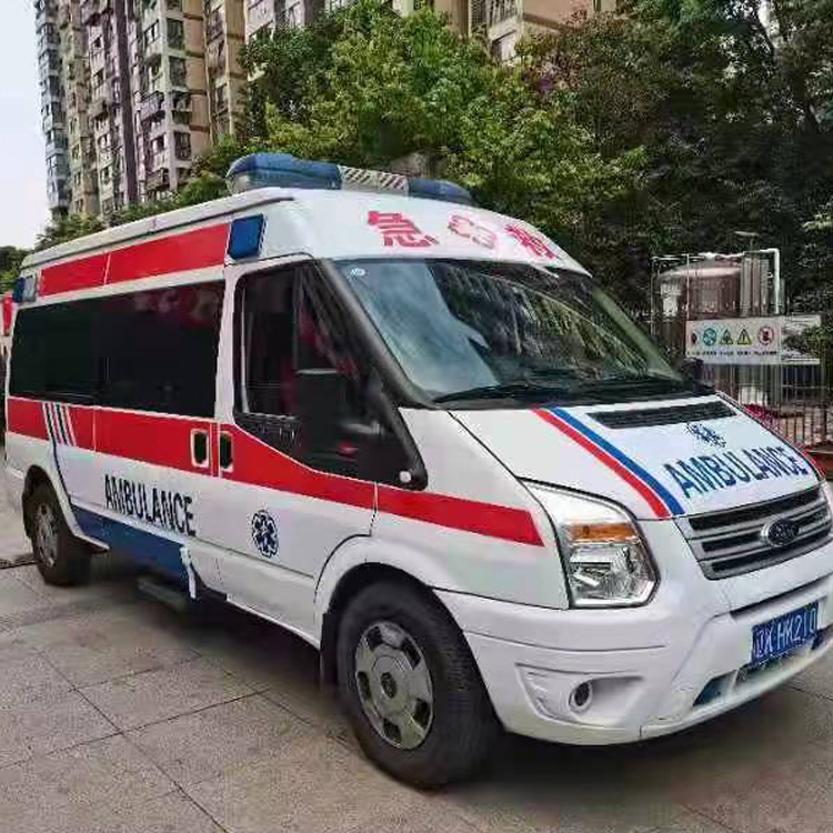 前进长途救护车护送病人返乡